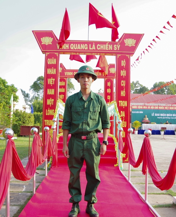 Chiến sĩ mới Nguyễn Văn Trọng trong ngày lên đường nhập ngũ.